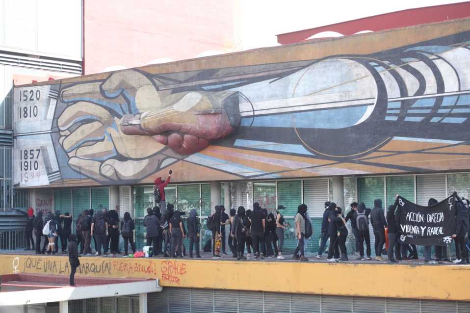 El mural de Siqueiros fue dañado por un grupo de encapuchados (Avelina Martínez).