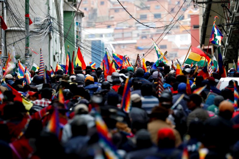 Los seguidores de Evo gritaron consignas contra la nueva presidenta Jeanine Áñez. (AFP)