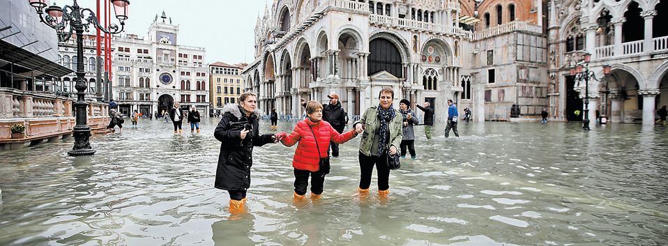 “Venecia está de rodillas” afirmó su alcalde al declarar que la ciudad ha perdido millones de euros por la devastación. (AP)