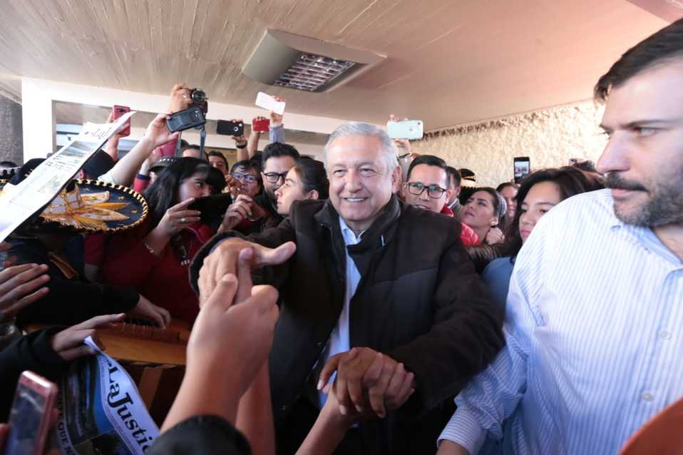 AMLO saludó a sus simpatizantes a su llegada a Durango, quienes le echaron porras y se tomaron selfies con él. (Jesús Quintanar)