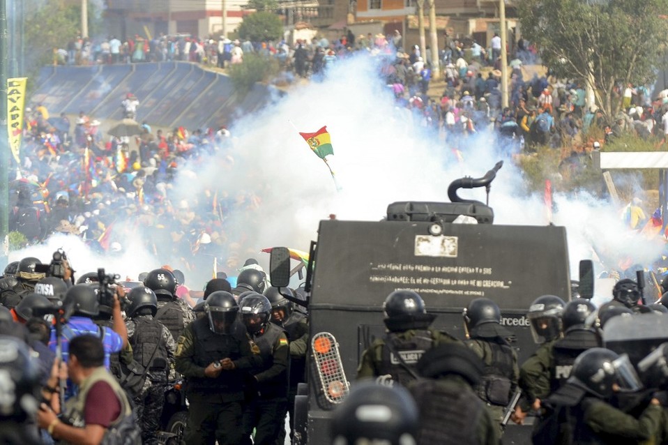 Bolivia aún enfrenta choques entre manifestantes y policías tras la salida de Evo Morales hacia México. (AFP)