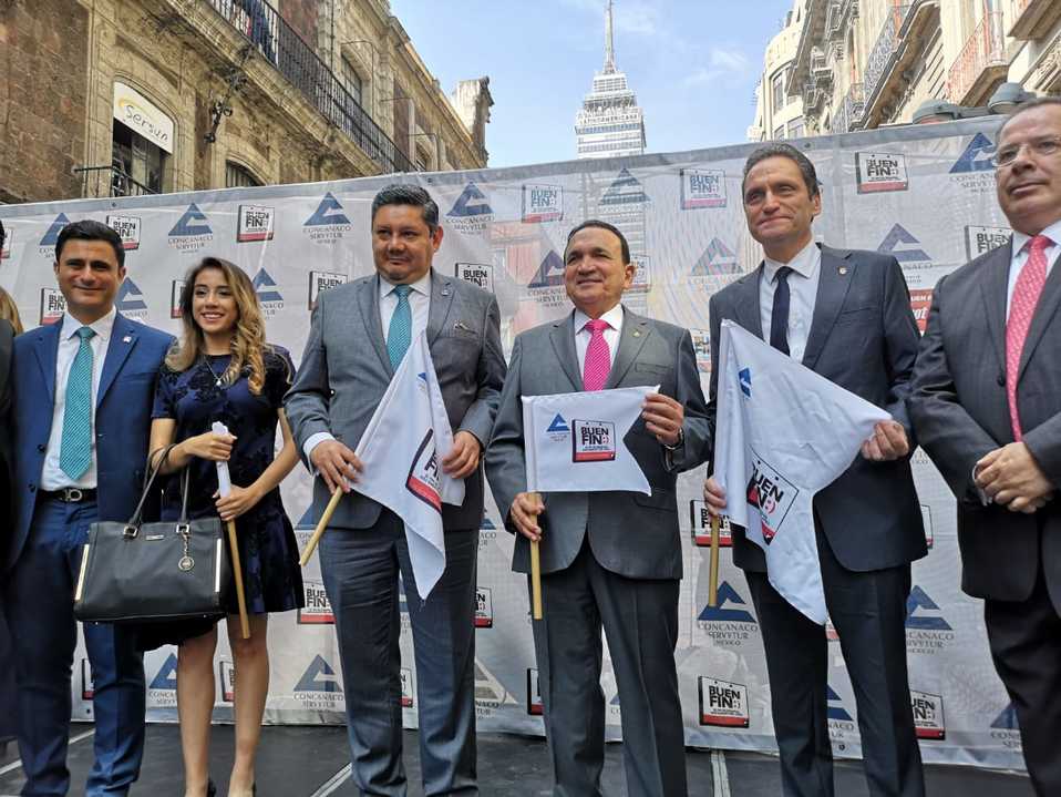 Al centro, José Manuel López Campos, presidente de la Concanaco-Servytur. (Especial)