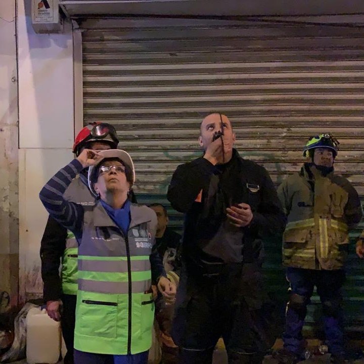 Elementos de Protección Civil de la Ciudad de México revisan las acciones de mitigación del incendio. (@SGIRPC_CDMX)