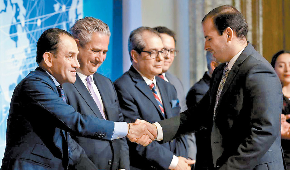 Funcionarios y directivos participaron en la entrega del Premio Citibanamex de Economía. (Héctor Téllez)