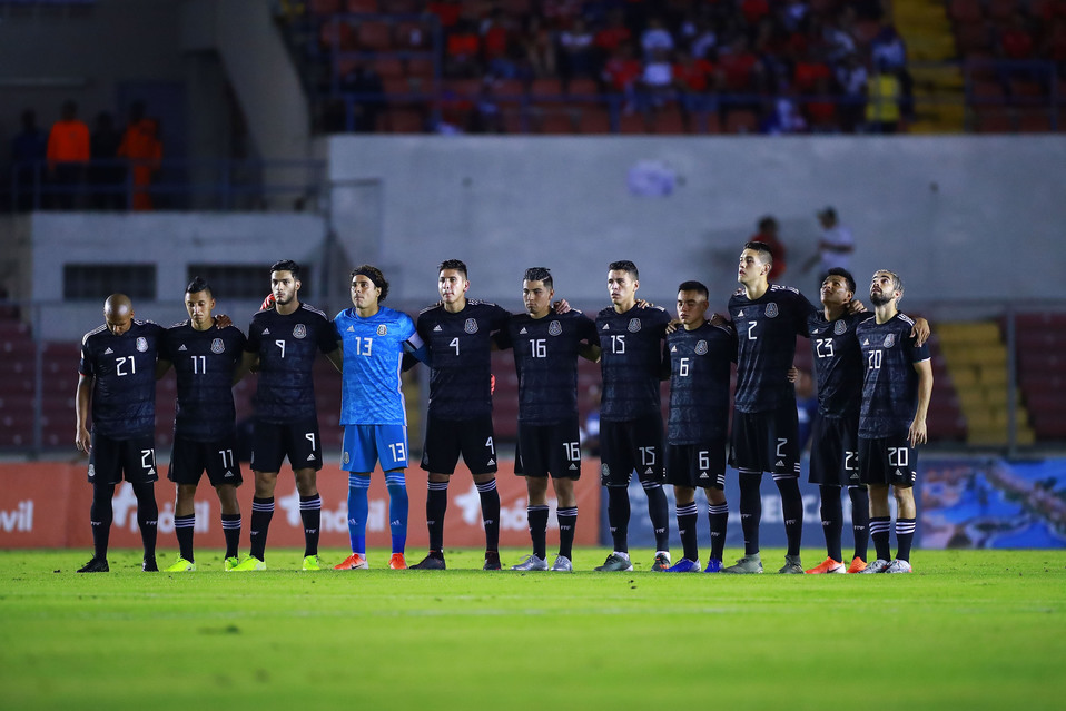 Guardan minuto de silencio por Jorge Vergara previo al Panamá vs México (Imago 7)