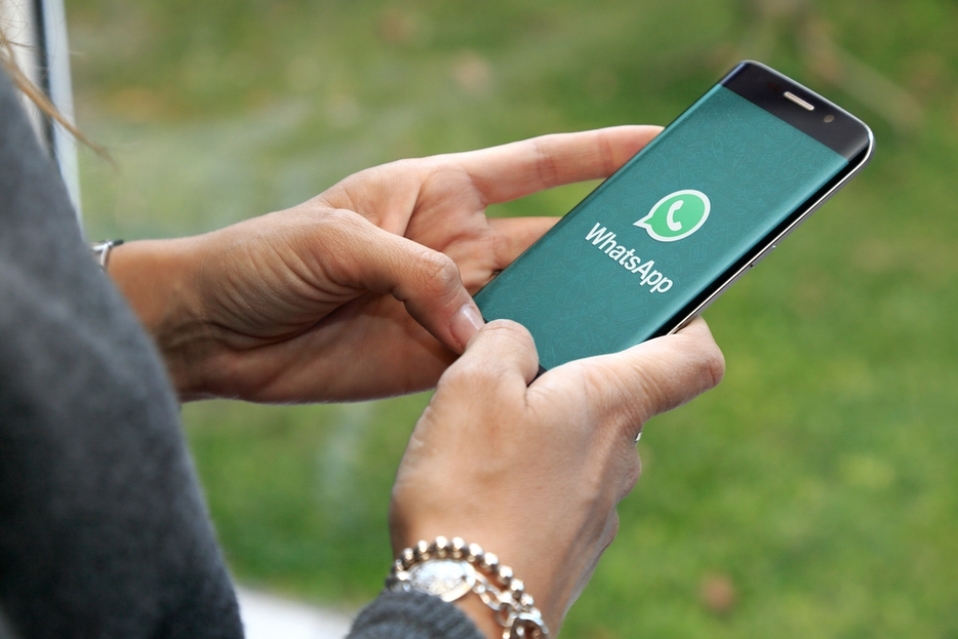 Si usas iPhone, WhatsApp te dirá si se quieren meter a tu cuenta. (Shutterstock)