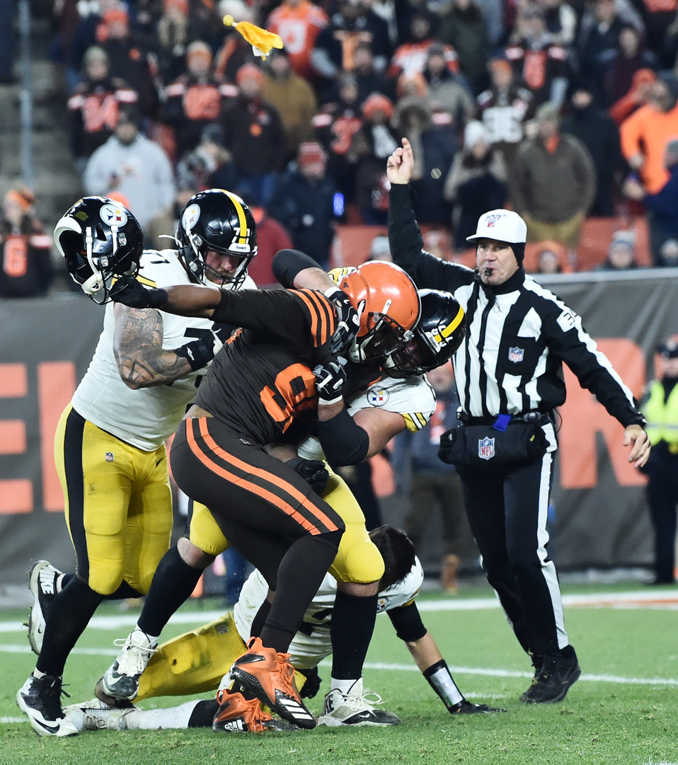 Myles Garrett le quita el casco a Mason Rudolph (Reuters)