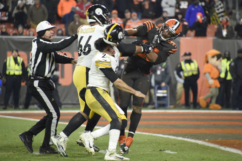 Pelea entre los Steelers y los Browns (AFP)
