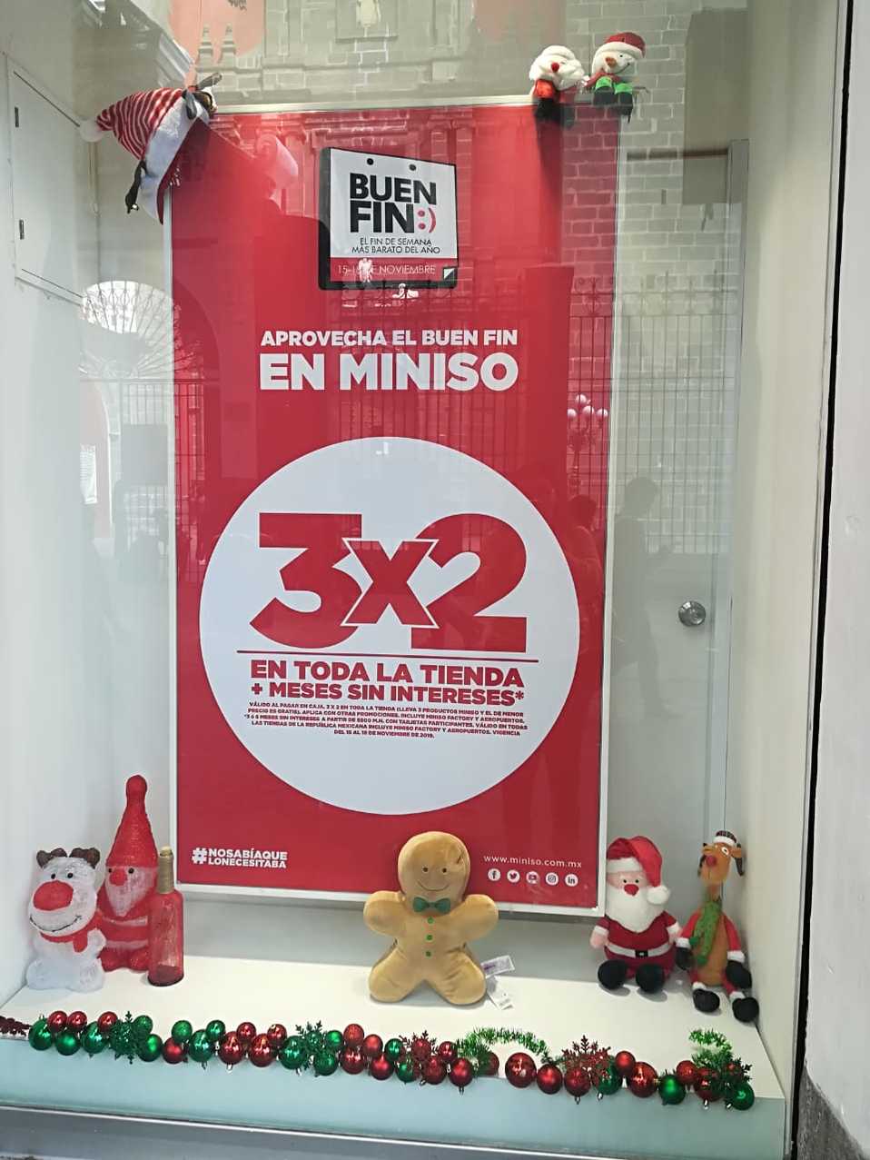 Poblanos aprovechan el Buen Fin en el Centro Histórico, en donde las promociones son del 10 al 70 por ciento. (Angélica Tenahua)