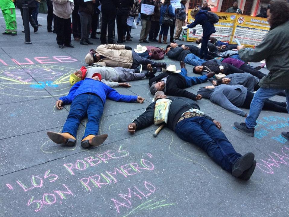 También realizaron pintas en el suelo, de entre las que se leía: “Los pobres son primero, AMLO”. (Jorge Becerril)