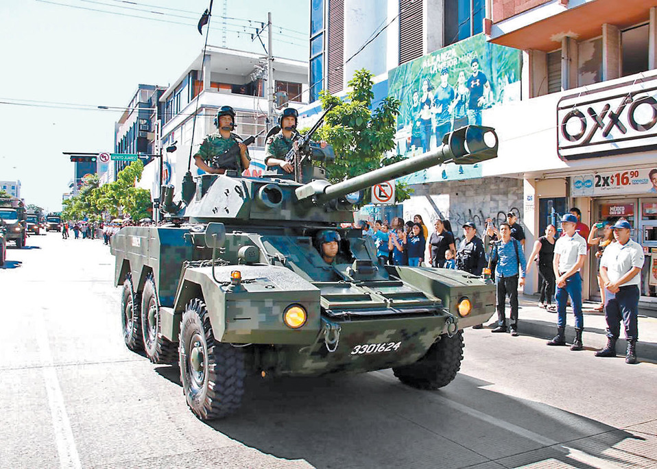 Tanquetas participaron en la parada militar por las principales avenidas de la capital sinaloense. (Especial)