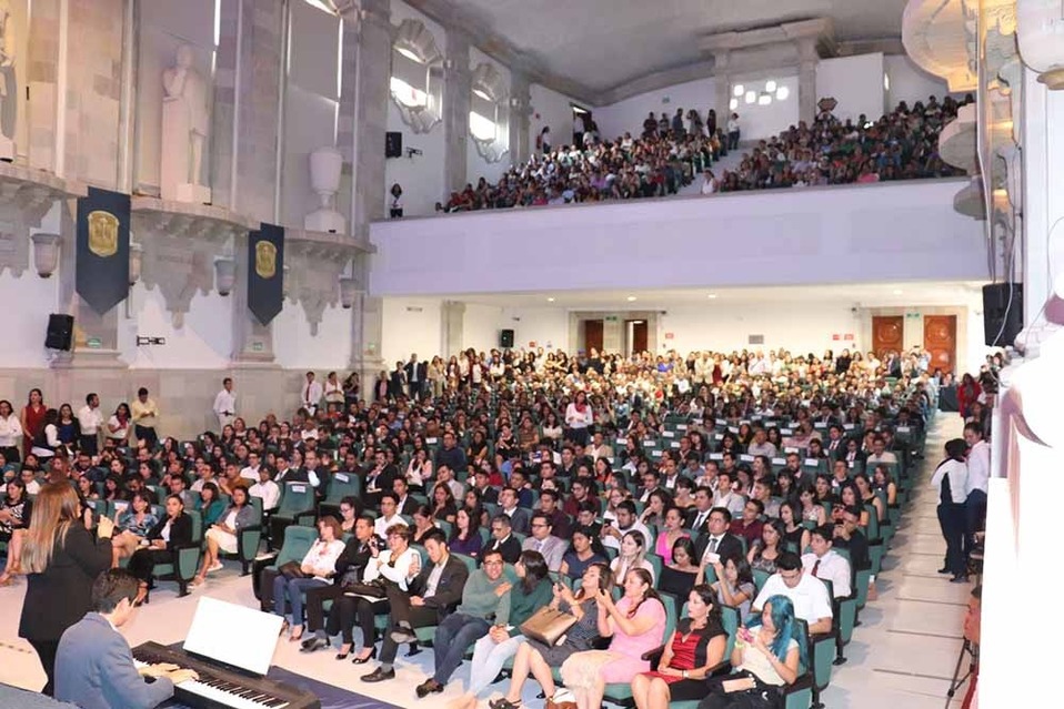 Universidad de Guanajuato reconoce a estudiantes sobresalientes.