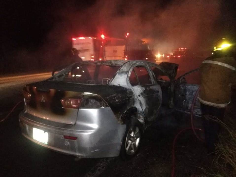 Vehículo incendiado.