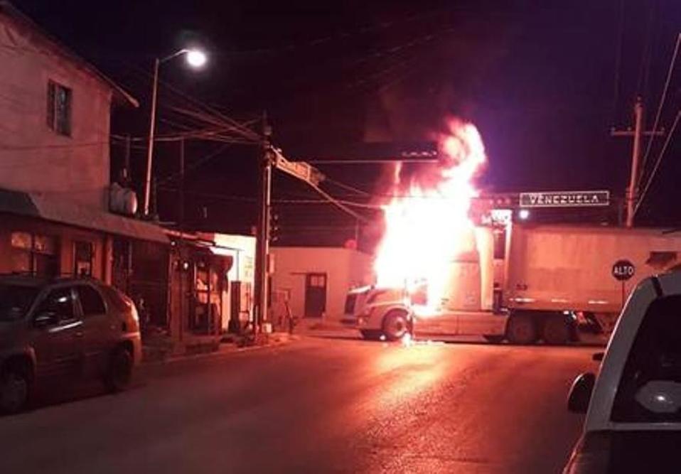 Con vehículos incendiados bloquean arterias de Nuevo Laredo. (Especial)