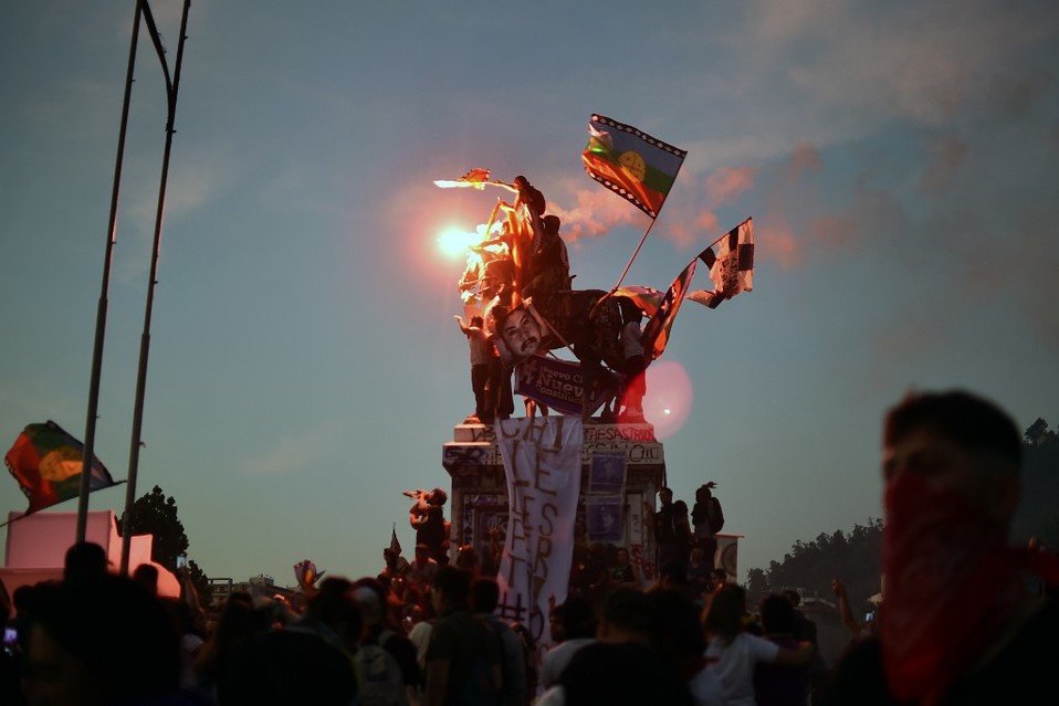 Hasta este viernes se han registrado protestas contra la desigualdad social en diversas calles de Santiago. (AFP)