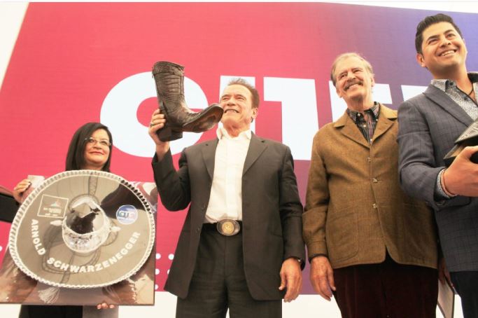 Arnold Schwarzenegger recibió unas botas de regalo.