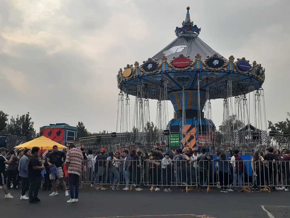 Personas esperan a sus bandas favoritas en los juegos mecánicos del Corona Capital 2019 (Libertad Ampudia).