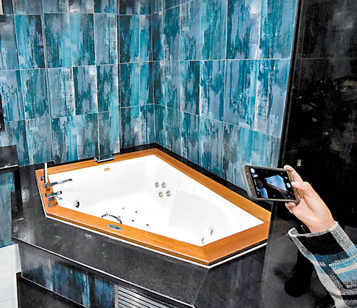 Cuarto de baño con jacuzzi. (Especial)