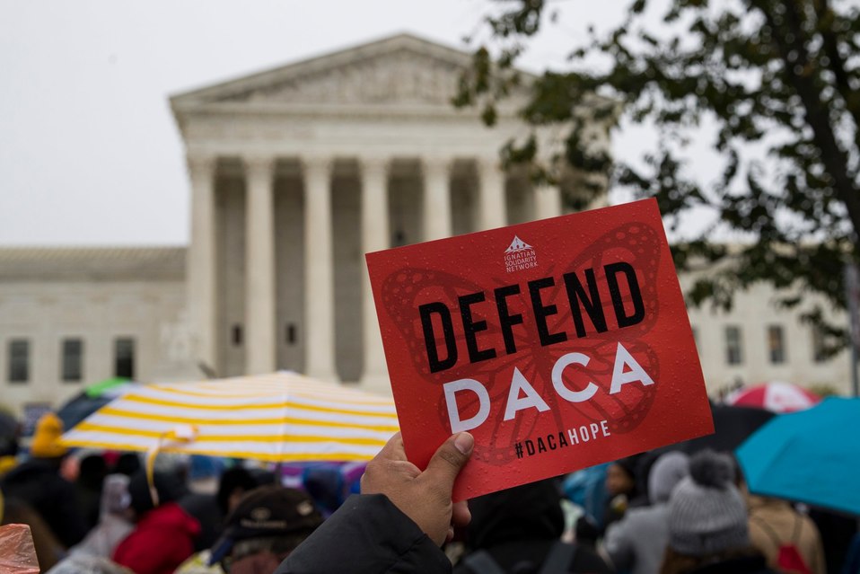 El gobierno de EU propone elevar de 495 a 765 dólares las tarifas que pagan cientos de miles de beneficiarios del Programa DACA. (AP)