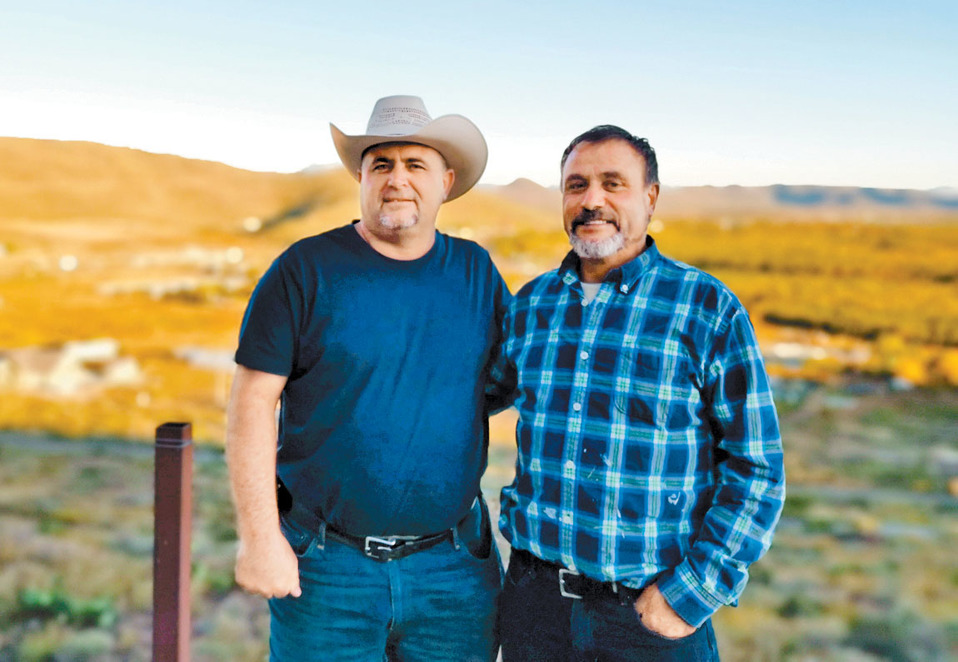 Julián y Adrián LeBarón en la comunidad de Chihuahua. (Liliana Padilla)