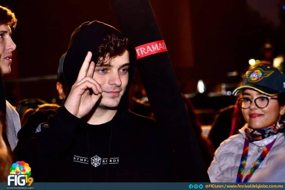 Martin Garrix llegó desde temprano al despegue de globos en el segundo día del Festival Internacional del Globo de León. Redes Fig.