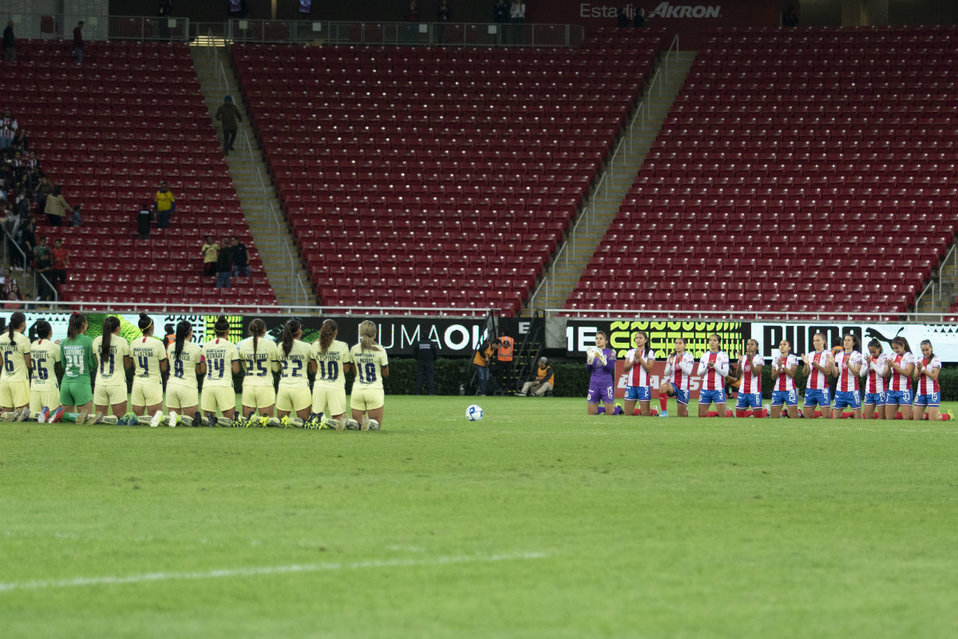 Un minuto de aplausos en memoria de Jorge Vergara en el Chivas vs América en la Liga MX Femenil (Mexsport)