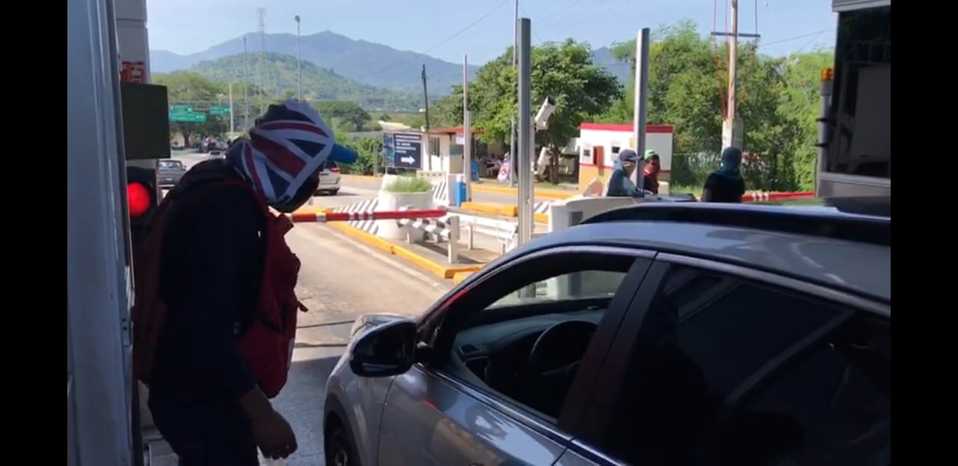 Los normalistas piden una cuota de 50 pesos a todos los turistas. (Javier Trujillo)