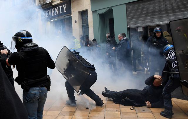 Protestas en Francia reportan detenciones y actos violentos. (AFP)
