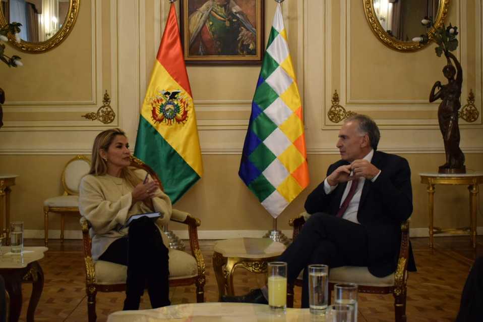 Se reúne el enviado de la ONU, Jean Arnault, con la presidenta interina de Bolivia, Jeanine Áñez. (Israel Navarro)