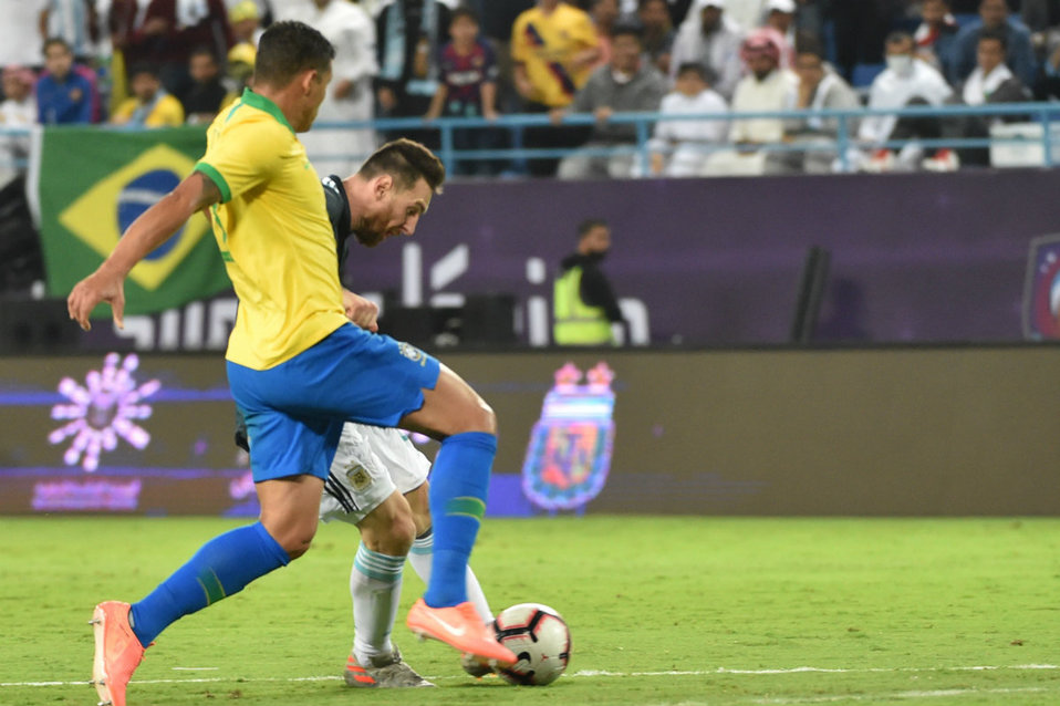 Thiago Silva asegura que Lionel Messi influye en las decisiones de los árbitros (AFP)