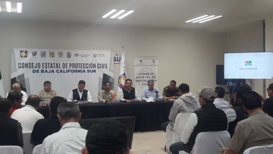 El consejo de Protección Civil decidió mantener cerrados los puertos.