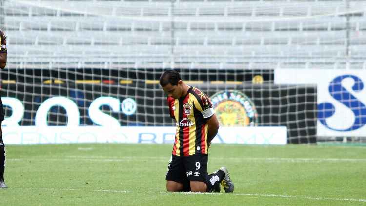 El ex delantero de las Chivas, se apartó de sus compañeros y se hincó. (Alejandra Rodríguez)