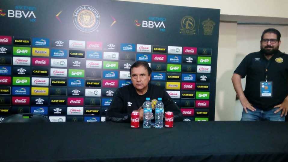 Jorge Dávalos salió molestó con el arbitraje (Luis Ruano)