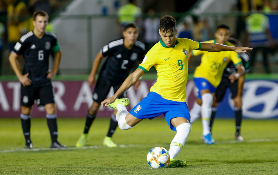 Kaio Jorge marca el gol del empate para Brasil al cobrar un penal ante México (AFP)