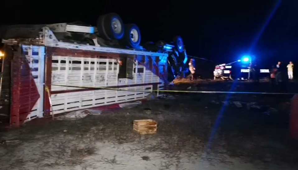 La volcadura dejó 20 personas heridas.