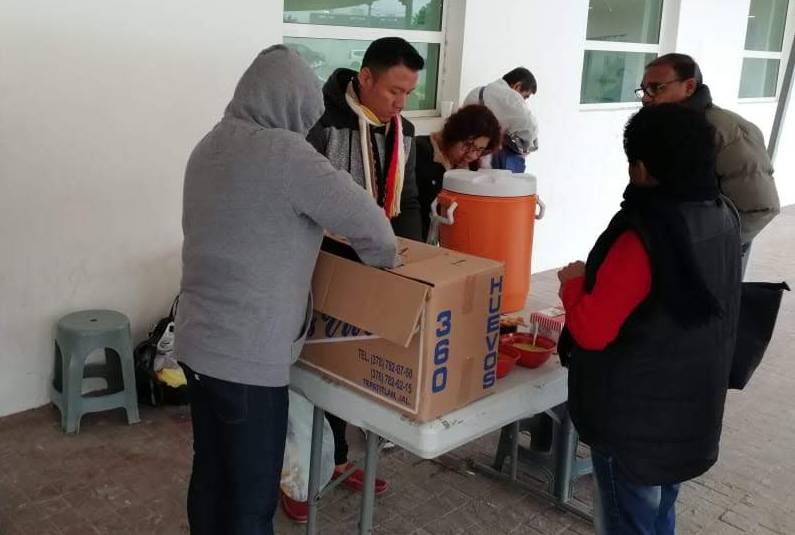 Llevan comida a enfermos de VIH. (Denis Sánchez)