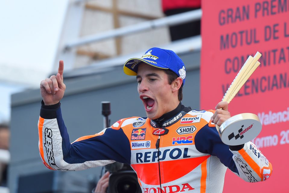 Marc Márquez celebra su doceava victoria en la temporada (AFP)