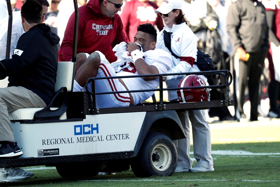 Tua Tagovailoa sufre lesión en partido de la Alabama (AP)