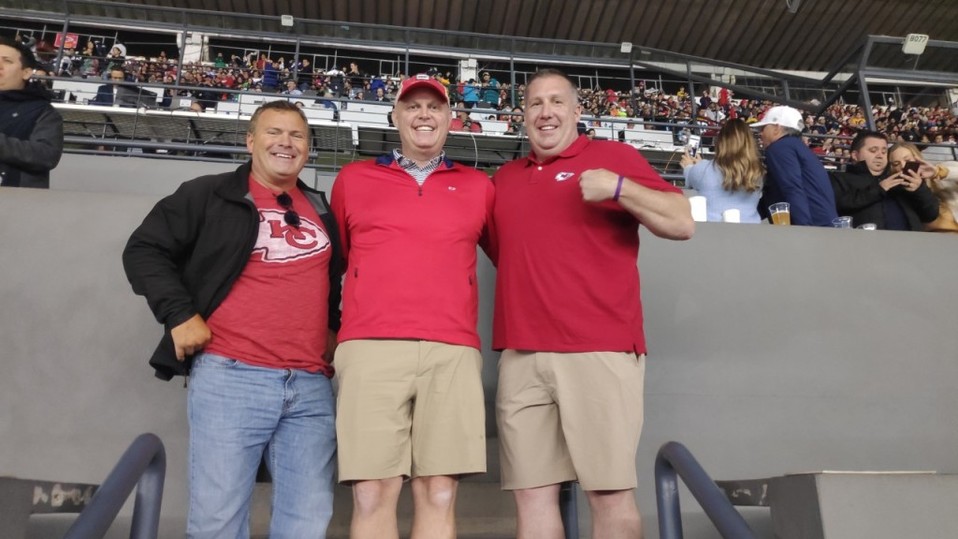 Aficionados de EU vinieron al duelo de NFL en México (Rodrigo Rocha)