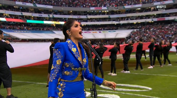 Ana Bárbara cantó el Himno Nacional Mexicano previo al duelo entre Chargers y Chiefs en este Monday Night de la NFL MX.