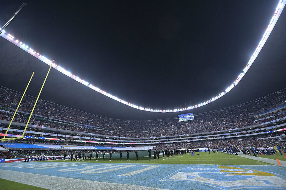 La ceremonia protocolaria de los himnos nacionales durante el partido de NFL México 2019 (Imago7)