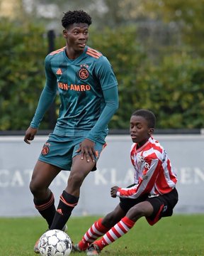 El impresionante aspecto del jugador de 14 años del Ajax (Especial)