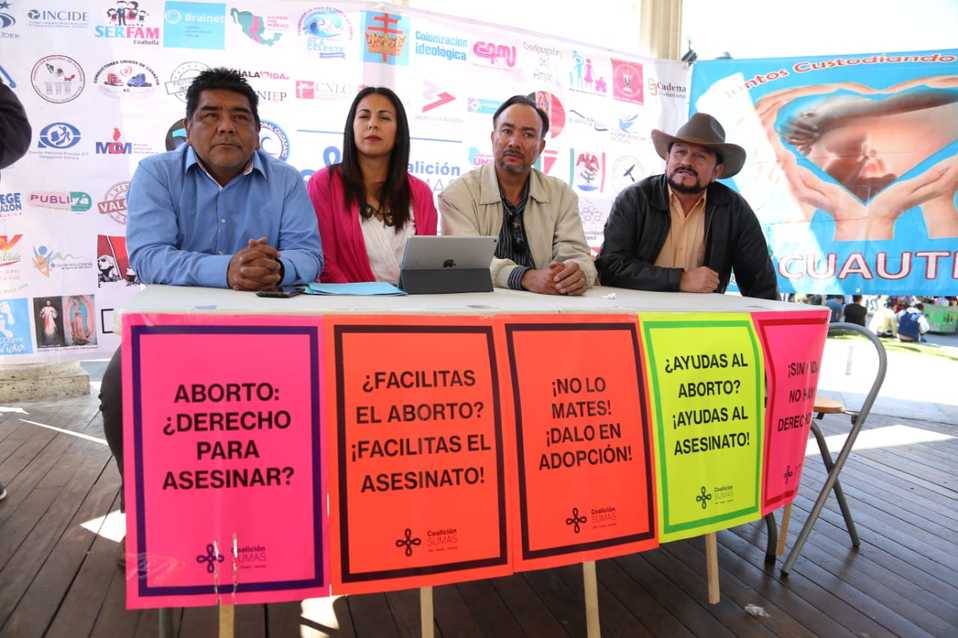 Integrantes de la Ola Celeste amenazan con exhibir a los diputados que apoyan la iniciativa pro aborto en sus distritos. (Jorge Sánchez)