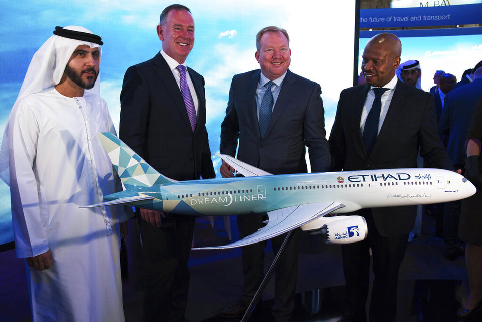 A la izquierda el jefe de operaciones de Etihad, Mohammad al-Bulooki, el director general de Etihad. (AP)