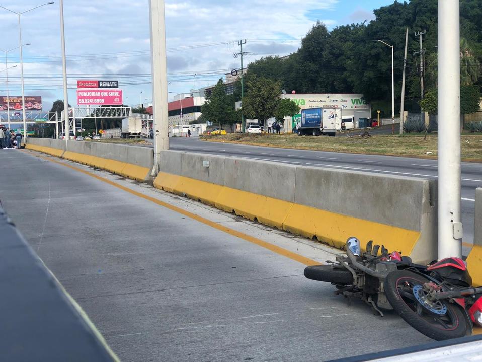La motocicleta en la que viajaba el joven, quedó a 30 metros aproximadamente de su cuerpo. (Rosario Álvarez)
