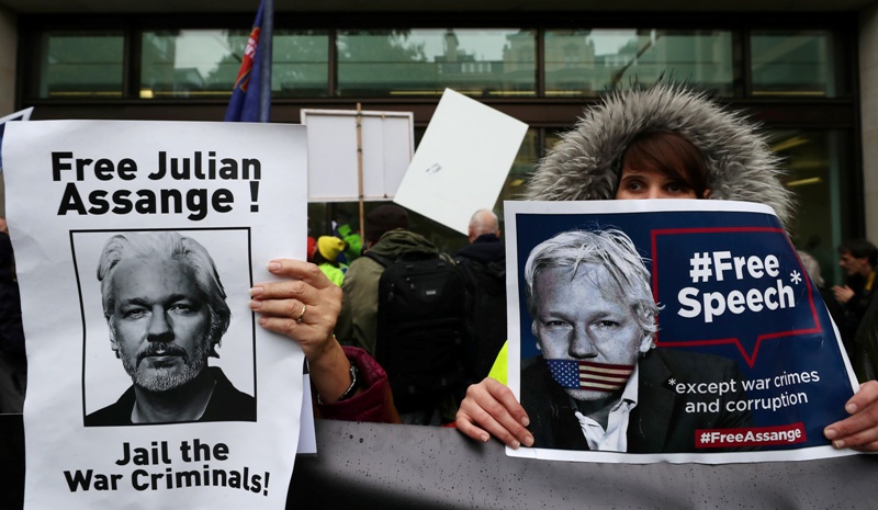 Partidarios de Assange protestan frente a la Corte de Magistrados de Westminster en Londres. (Reuters)