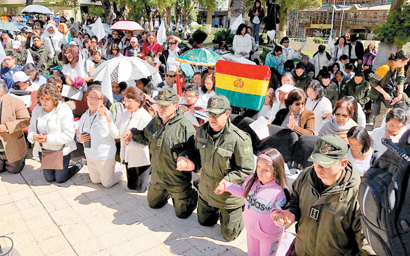 Policías convocaron a civiles a un acto religioso en La Paz. (Israel Navarro)
