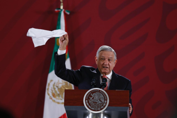 El presidente Andrés Manuel López Obrador aseguró que ya se acabó la corrupción mientras agitaba un pañuelo blanco. | Nelly Salas