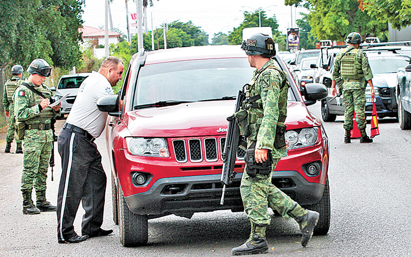 Un retén del personal del Ejército para revisar automóviles. (Héctor Téllez)