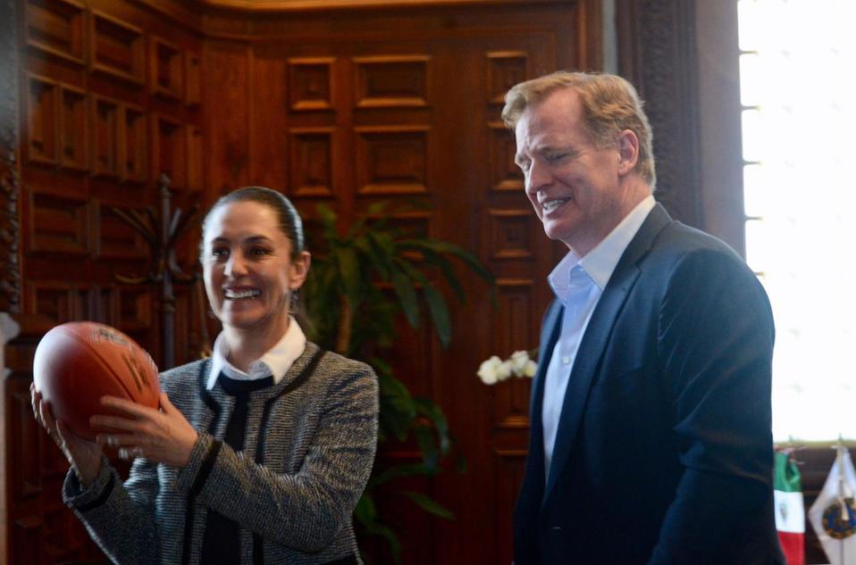 Sheinbaum se reunió con el comisionado de la NFL, Roger Goodell. (Jorge Almazán)